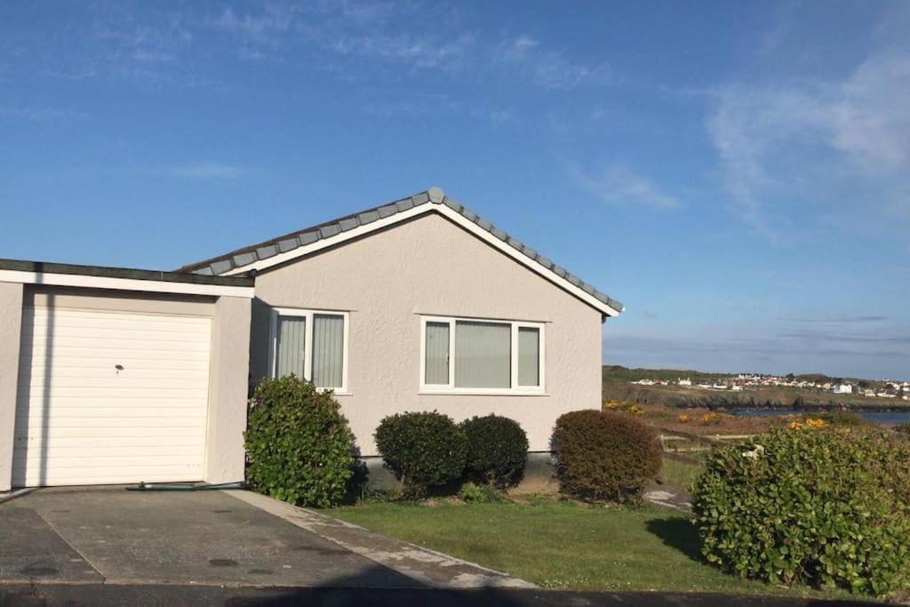 Coastal Bungalow, Sleeps 5 And Ideal For Walkers Amlwch ภายนอก รูปภาพ